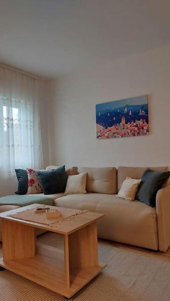 A la foto es mostra l'objecte DivniĆa Raj situat a la ciutat de Požega.