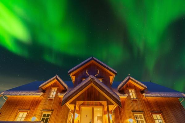 Na fotografii je vidět objekt Villa Nestun - Northern lights villa with sauna nacházející se ve městě Hestnes.