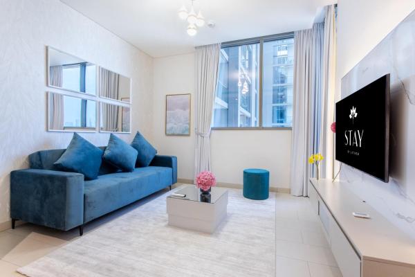 På billedet ses objektet STAY BY LATINEM Luxury 1BR Holiday Home CVR B1701 near Burj Khalifa beliggende i byen Dubai.