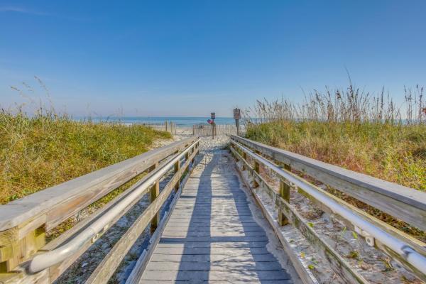 Beachfront Condo with Balcony and Pool in Myrtle Beach, Myrtle Beach
