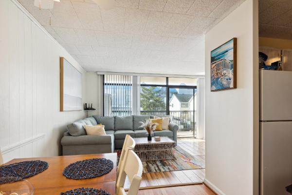 Foto 4: Fun & Comfy Beachside Getaway ~ King Bed ~ Balcony