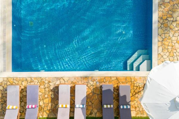 Nella foto è visibile l'oggetto The Grove Villa situato nella città di Ágios Athanásios.