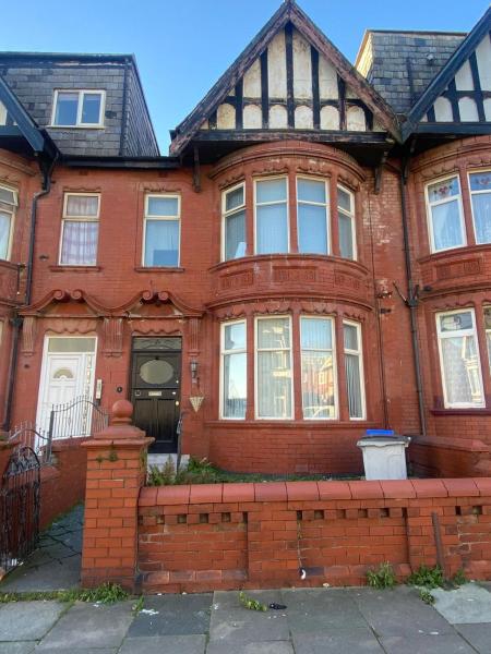På billedet ses objektet Holiday Plus - Holmfield Road beliggende i byen Blackpool.