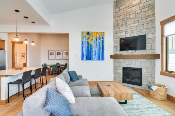 A la foto es mostra l'objecte Winter Park Retreat Balcony, Hot Tub and Fireplace! situat a la ciutat de Fraser.