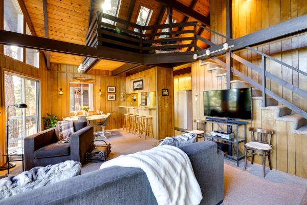 A la foto es mostra l'objecte 3 Mi to Big Trees State Park Cabin with Deck situat a la ciutat de Arnold.