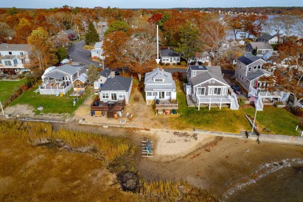 写真にはウェアラム市にあるPinehurst Sunset Beach Cottageが写っています。