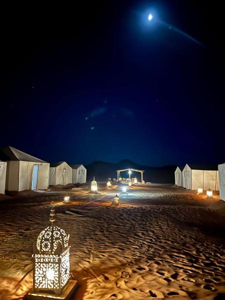 写真にはEl Gouera市にあるPrivate Desert Camp Erg Chigagaが写っています。