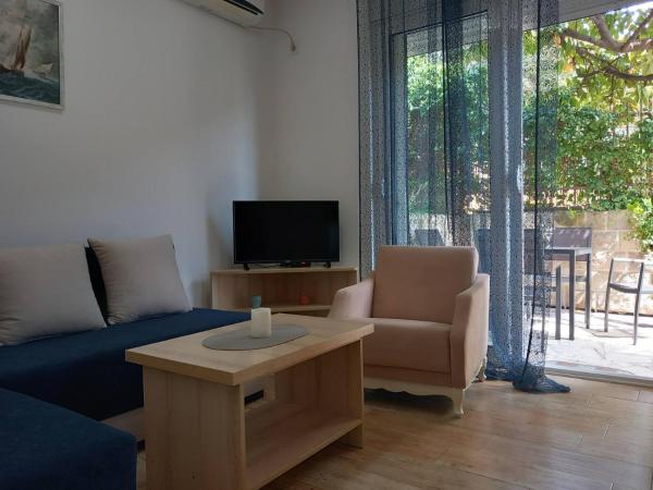 På billedet ses objektet Apartman Gačić beliggende i byen Igalo.