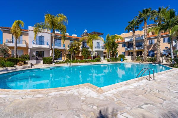 Summer Breeze holiday apartment with pool, Пафос