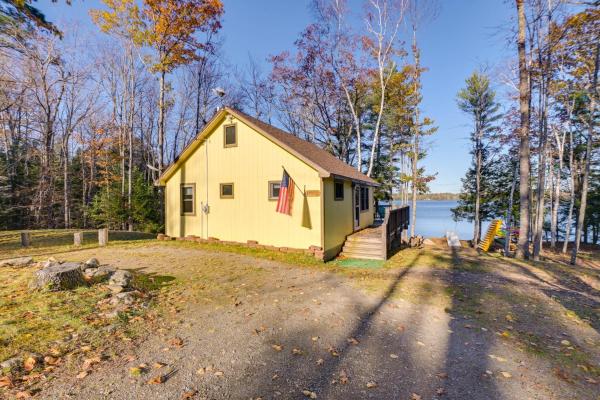 A la foto es mostra l'objecte Cozy Chemo Pond Cabin with Dock and Waterfront Views situat a la ciutat de Aurora.