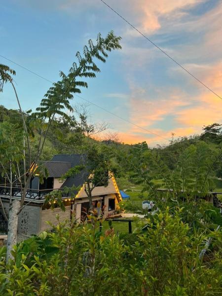 Na zdjęciu widoczny jest obiekt Isla Escondida Maceo Finca Hotel y Restaurante położony w mieście Cascarón.