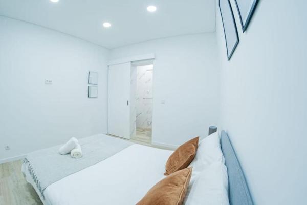 På billedet ses objektet Bright and modern flat with air-con and free parking beliggende i byen Moita.