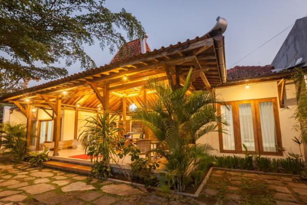 A la foto es mostra l'objecte Pendopo Perwitasari situat a la ciutat de Timuran.