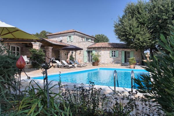Na zdjęciu widoczny jest obiekt Villa Karim near Poreč with large garden & 50 m2 private pool położony w mieście Žikovići.