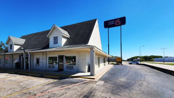 På billedet ses objektet Motel 6-Webster, TX - Houston - Nasa Lake beliggende i byen Webster.