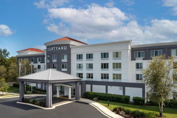 På bilden syns objektet Courtyard Jacksonville Flagler Center som ligger i staden Pine Bluff.
