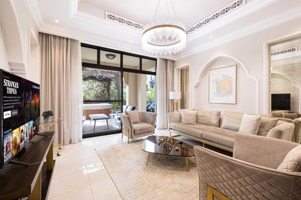 Na fotografii je vidět objekt Luxurious Unique 2 Bed with Private Jacuzzi & Garden - Connected to Souk Al Bahar - Dubai Mall nacházející se ve městě Dubaj.