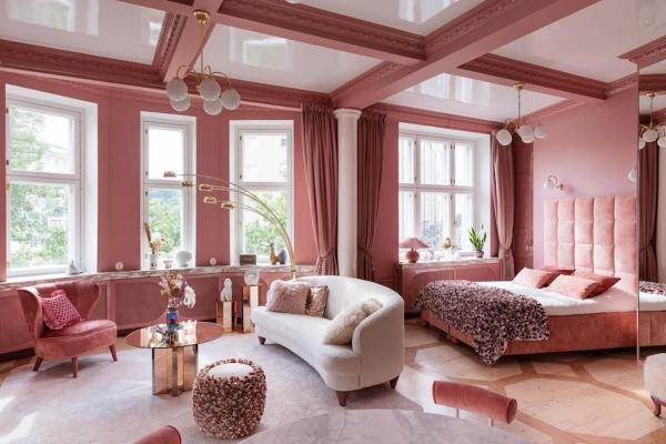 Luxury Pink Suite, autohalli, Helsinki