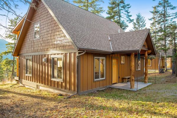 Na zdjęciu widoczny jest obiekt Experience Montana - Dream Catcher Luxury Cabin #8 położony w mieście Bigfork.
