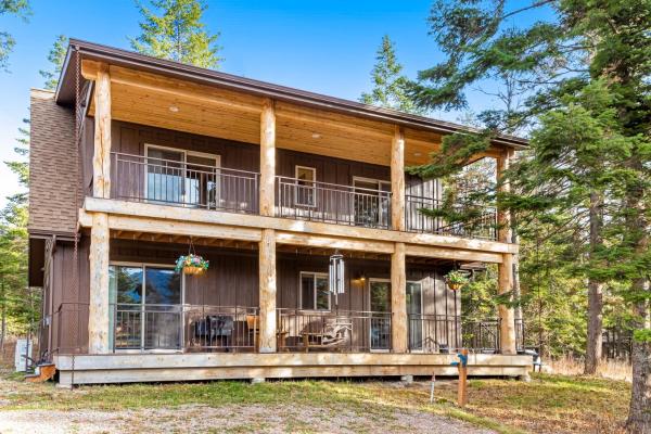 Na zdjęciu widoczny jest obiekt Experience Montana Cabins - Eagle's Nest #9 położony w mieście Bigfork.