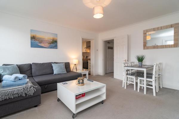 Kuva 1: Light & Airy 1-Bed, Town Centre, Near Beach