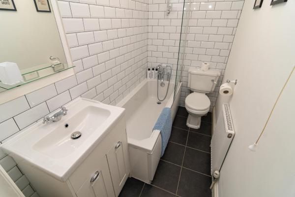 Kuva 8: Light & Airy 1-Bed, Town Centre, Near Beach