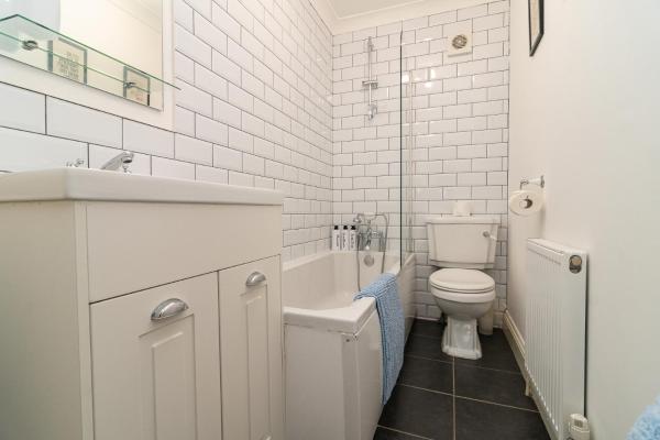 Kuva 3: Light & Airy 1-Bed, Town Centre, Near Beach