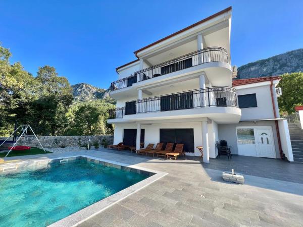 Na fotografii je vidět objekt Group holiday villa with pool nacházející se ve městě Bribir.