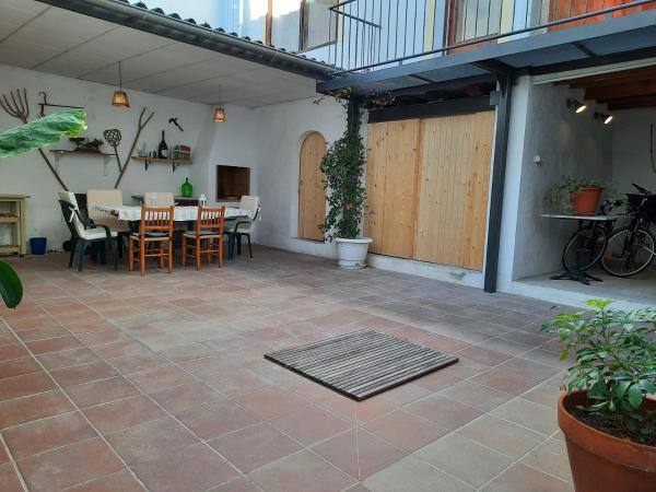 A la foto es mostra l'objecte Cal Paó situat a la ciutat de Subirats.