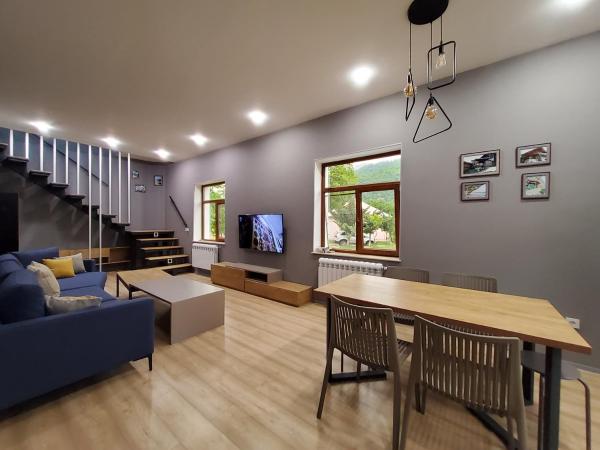 Na zdjęciu widoczny jest obiekt Lady and Bear GH położony w mieście Ərǝkit.