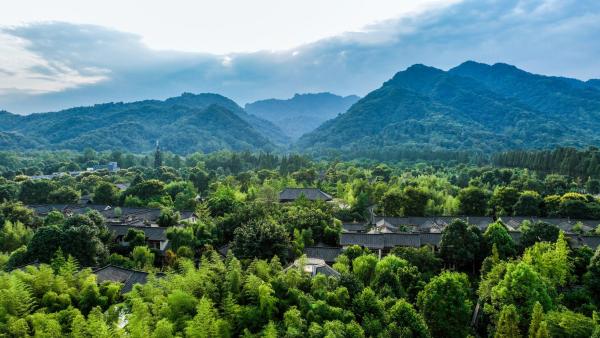 Na zdjęciu widoczny jest obiekt Six Senses Qing Cheng Mountain położony w mieście Chengdu.