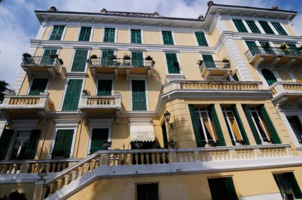 Na foto é possível ver o objeto Hotel Petit Royal localizado na cidade de Ospedaletti.
