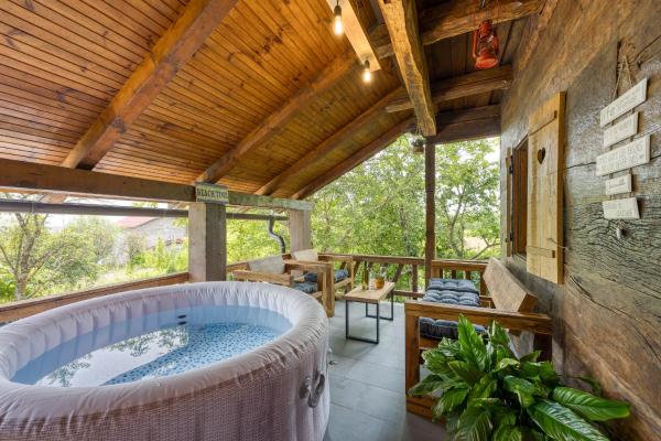 На фото показан объект Holiday Home Ljubav, расположенный в городе Lokošin Dol.