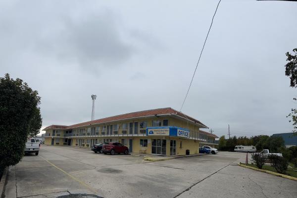 På bildet vises objektet Americas Best Value Inn and Suites Groves som ligger i byen Groves.