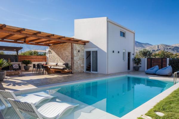 På billedet ses objektet Solis Villa, with Heated Pool & 5 minutes to Beach, By ThinkVilla beliggende i byen Kavros.