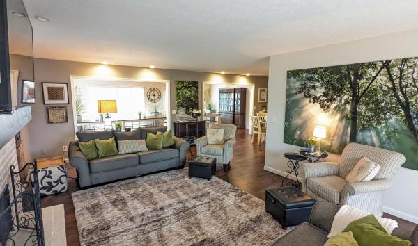 Na fotografii je vidět objekt 5 Bedroom Family Gathering Home with Indoor Hot Tub nacházející se ve městě Huron.