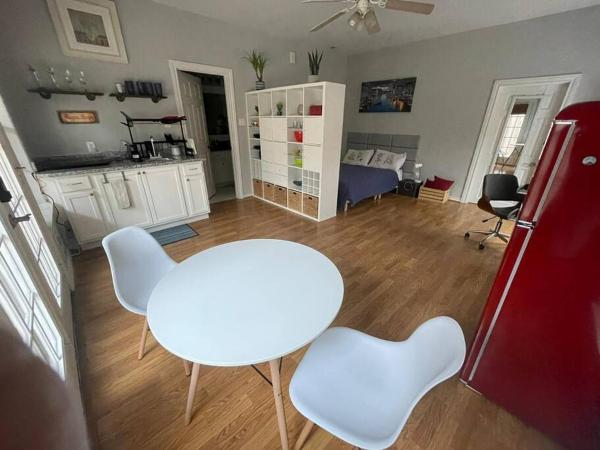 På billedet ses objektet Stylish Studio in Montrose - The Italian Plaza beliggende i byen Houston.