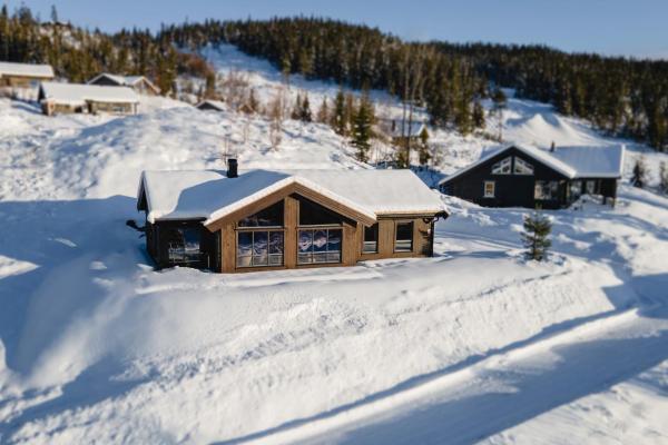 På bildet vises objektet Moderne ski-in & ski-out hytte i Valdres, Norge - alt inkludert for ditt fjelleventyr som ligger i byen Leira.
