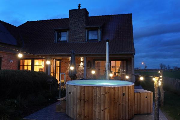 På billedet ses objektet Florentinus met hottub, afgesloten tuin en overdekt terras beliggende i byen Veurne.