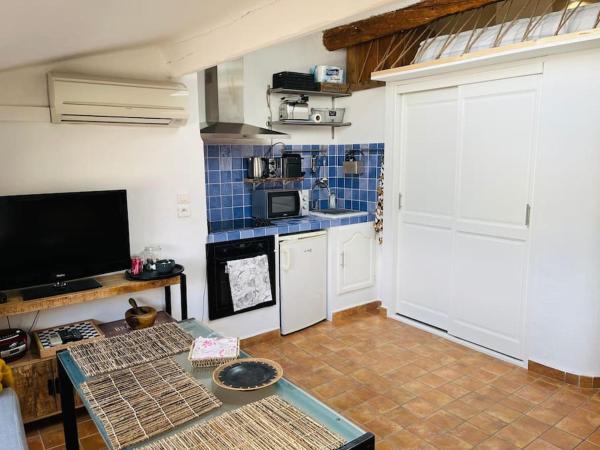 A la foto es mostra l'objecte Studio avec mezzanine, canapé lit. situat a la ciutat de Grimaud.