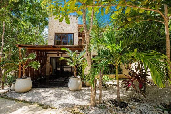 Na zdjęciu widoczny jest obiekt Tulum Jungle Villas - Villa Afterlife położony w mieście Tulum.
