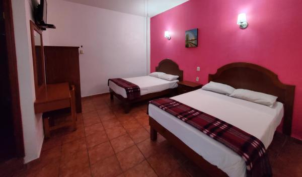 A la foto es mostra l'objecte Hotel del aguila situat a la ciutat de Oaxaca.