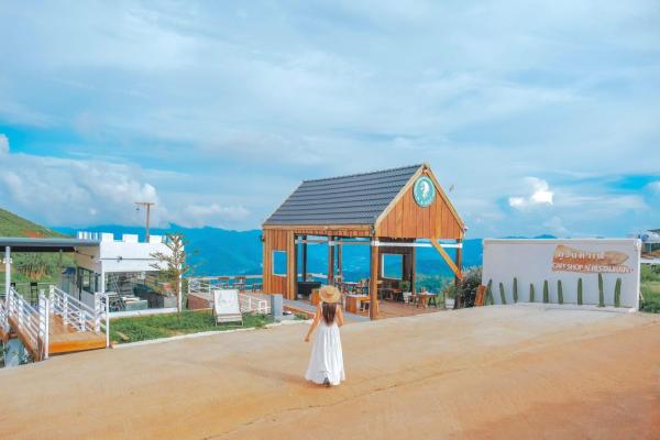 A la foto es mostra l'objecte ภูวินคาเฟ่ โฮมสเตย์ Phuwin Homestay Monjam situat a la ciutat de Mon Jam.