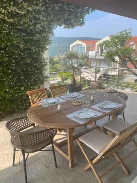 A la foto es mostra l'objecte Acacia Hill Apartment C01 without pool situat a la ciutat de Ðenovići.