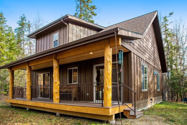 На фото показан объект Experience Montana Cabins - Full Property, расположенный в городе Бигфорк.