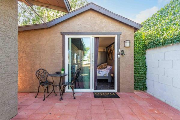 A la foto es mostra l'objecte Your Tiny Downtown Home with Backyard Unit D situat a la ciutat de Phoenix.