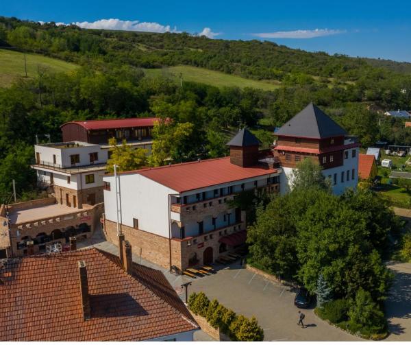 På bildet vises objektet Hotelový dům Kaskáda - Bed and Breakfast som ligger i byen Kurdějov.