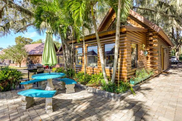 A la foto es mostra l'objecte Okeechobee Cabin with Patio and Community Pool! situat a la ciutat de Okeechobee.