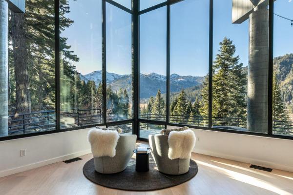 A la foto es mostra l'objecte Open Air at Palisades - 3 BR, Brand New Construction - Wrap-Around Deck w Hot Tub situat a la ciutat de Olympic Valley.