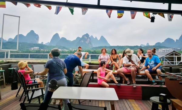 A la foto es mostra l'objecte Showbiz Hostel situat a la ciutat de Yangshuo.